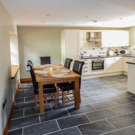 Bank Top Earl Sterndale Bagian luar foto