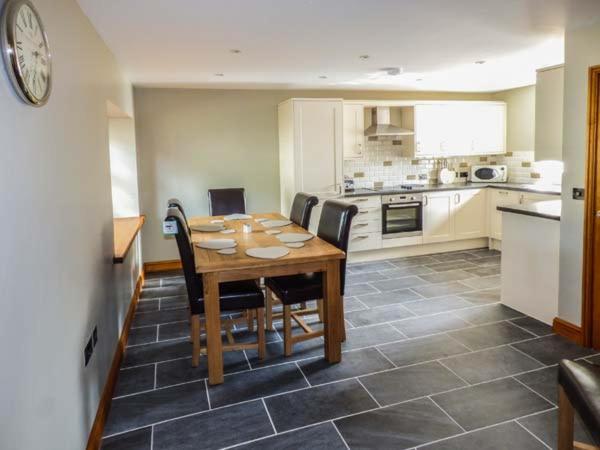 Bank Top Earl Sterndale Bagian luar foto